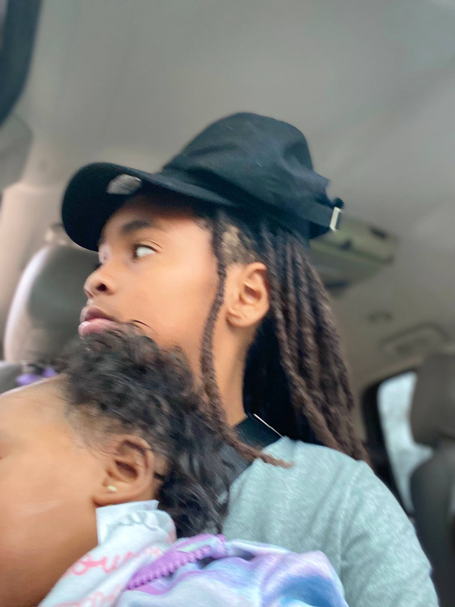 De Muni is registered to the contest to win money with this photo: abdomen, audience, beard, black_hair, cap, crowd, event, eyewear, facial_hair, fashion_accessory, flash_photography, fun, happy, hat, leisure, lip, long_hair, moustache, person, public_event