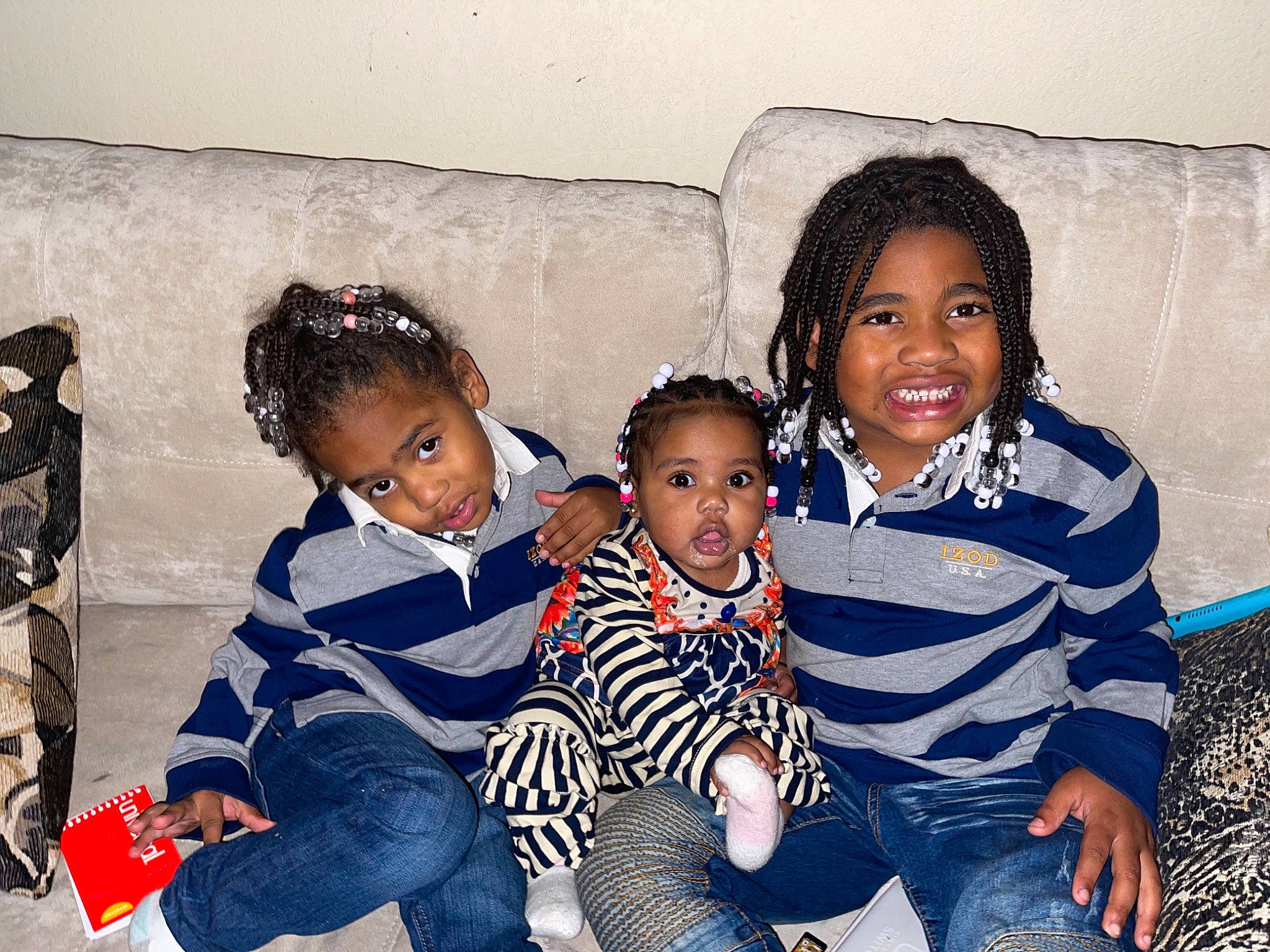 De Muni is registered to the contest to win money with this photo: black, black_hair, child, cool, facial_expression, friendship, fun, hairstyle, happy, jeans, joy, leisure, person, sharing, shoe, skin, smile, standing, t_shirt, thigh