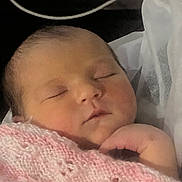 Sophia a rejoint le concours — aidez-le/la à gagner de superbes lots ! newborn, baby, sleeping, blanket, pink, knitted, infant, face, hand, peaceful, closeup, soft, cute, child, portrait, rest, cozy, skin, tiny, calm