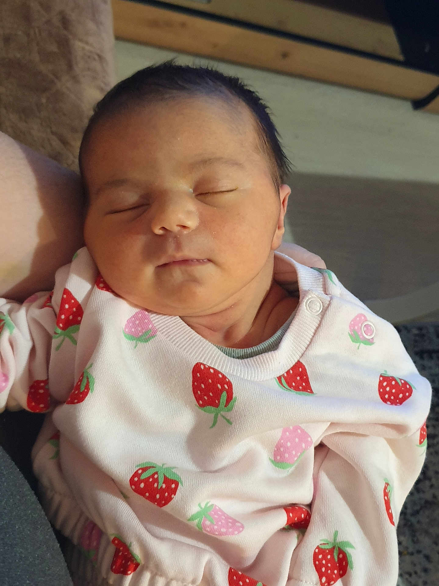 Aya a rejoint le concours — aidez-le/la à gagner de superbes lots ! baby, sleeping, infant, strawberry_pattern, clothing, soft_light, peaceful, cute, child, portrait, resting, young, face, person, indoors, cozy, newborn, apparel, relaxed, toddler