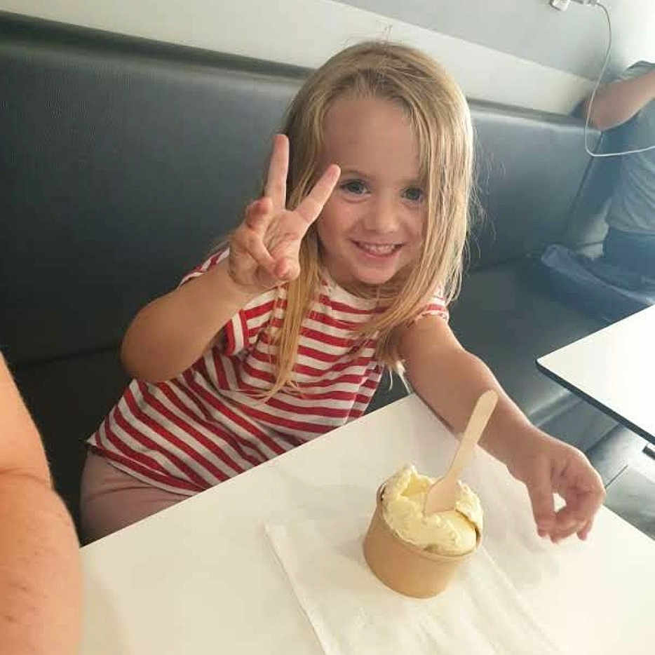 Azra a rejoint le concours — aidez-le/la à gagner de superbes lots ! bodypart, cake, cream, cupcake, cutlery, dessert, diningtable, face, finger, food, furniture, hand, head, icecream, icing, meal, person, photography, portrait, table