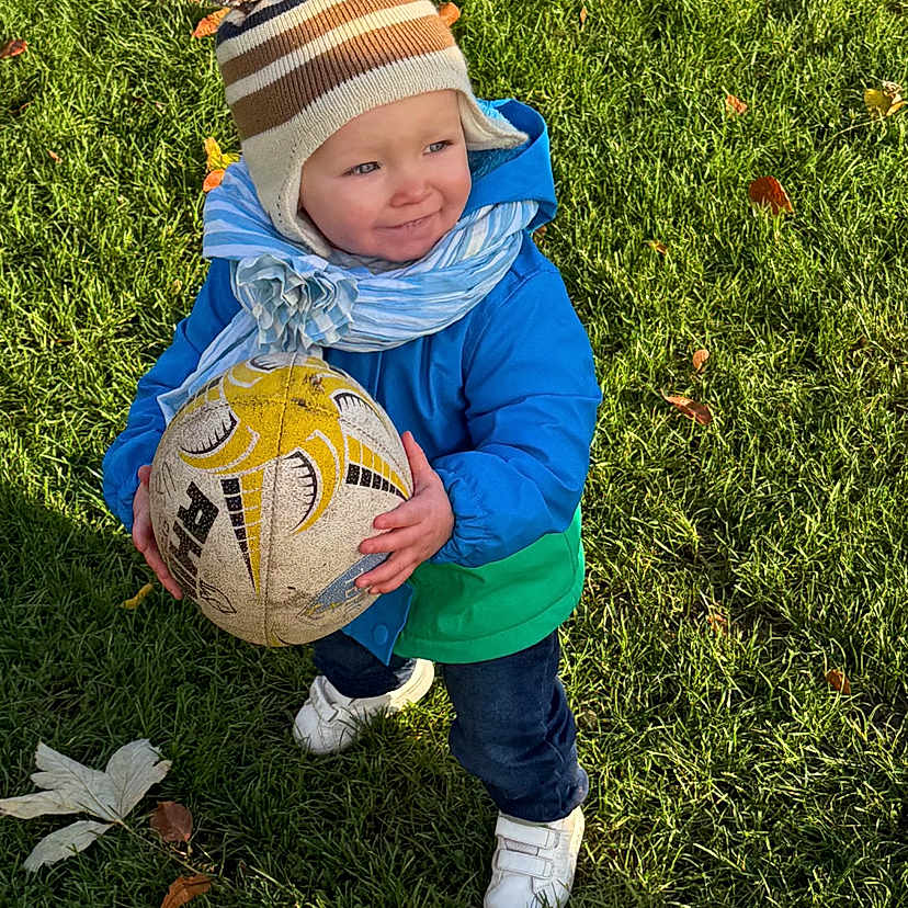 Tao a rejoint le concours — aidez-le/la à gagner de superbes lots ! ball, cap, clothing, coat, face, football, grass, hat, head, leaf, person, photography, plant, portrait, rugby, rugbyball, soccer, soccerball, sphere, sport