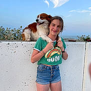Puccini a rejoint le concours — aidez-le/la à gagner de superbes lots ! girl, dog, outdoor, sky, clouds, sea, wall, green_shirt, denim_shorts, braid, smile, pet, animal, summer, nature, friendship, happy, leisure, casual, portrait
