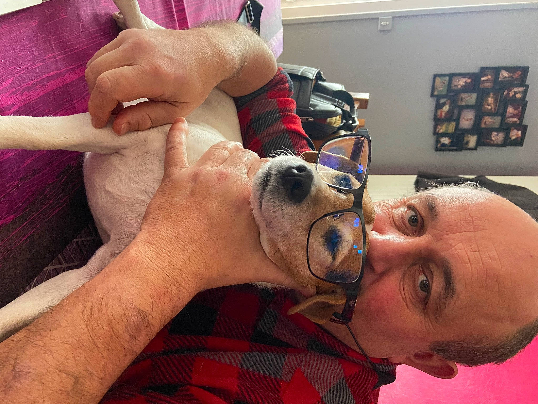 Jessy a rejoint le concours — aidez-le/la à gagner de superbes lots ! beard, chest, comfort, elbow, eyebrow, eyelash, eyewear, finger, gesture, glasses, hand, jaw, joint, mouth, muscle, neck, skin, sunglasses, tattoo_artist, vision_care