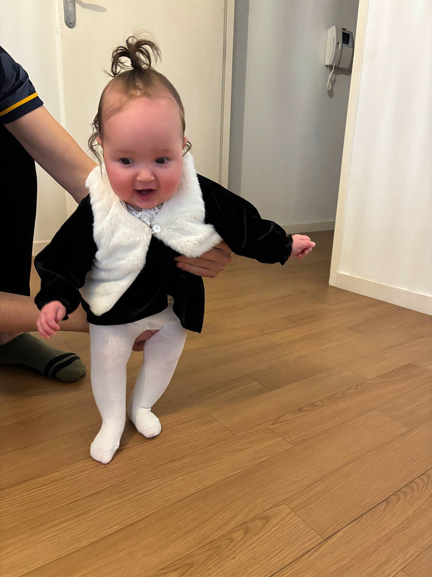 Jasmine a rejoint le concours — aidez-le/la à gagner de superbes lots ! baby, bodypart, clothing, crawling, dress, face, finger, hand, hardwood, head, hosiery, indoors, interiordesign, pants, person, photography, plywood, portrait, sock, wood