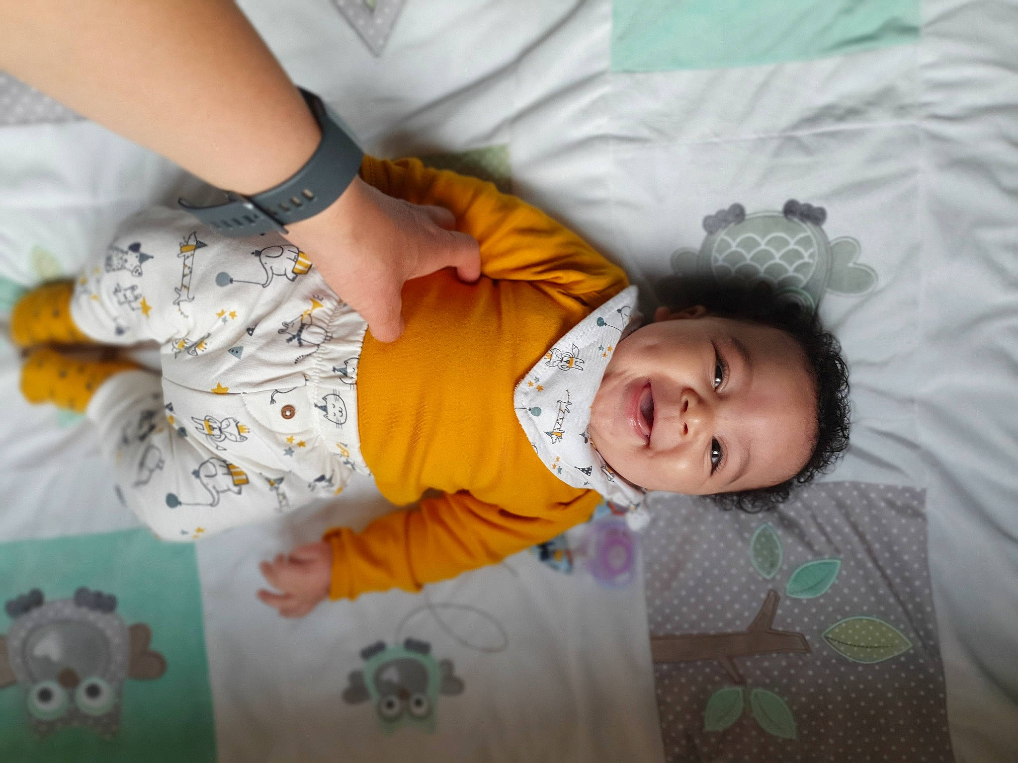 Keziah a rejoint le concours — aidez-le/la à gagner de superbes lots ! arm, baby, baby_products, baby_toddler_clothing, child, comfort, finger, flooring, hand, happy, linens, pattern, person, product, room, skin, sleeve, smile, textile, toddler