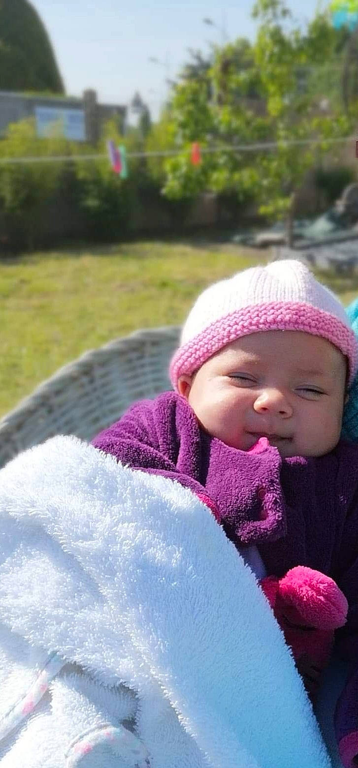 Laina a rejoint le concours — aidez-le/la à gagner de superbes lots ! baby, bonnet, cheek, child, grass, headgear, headwear, knit_cap, knitting, person, pink, play, skin, toddler, winter, wool