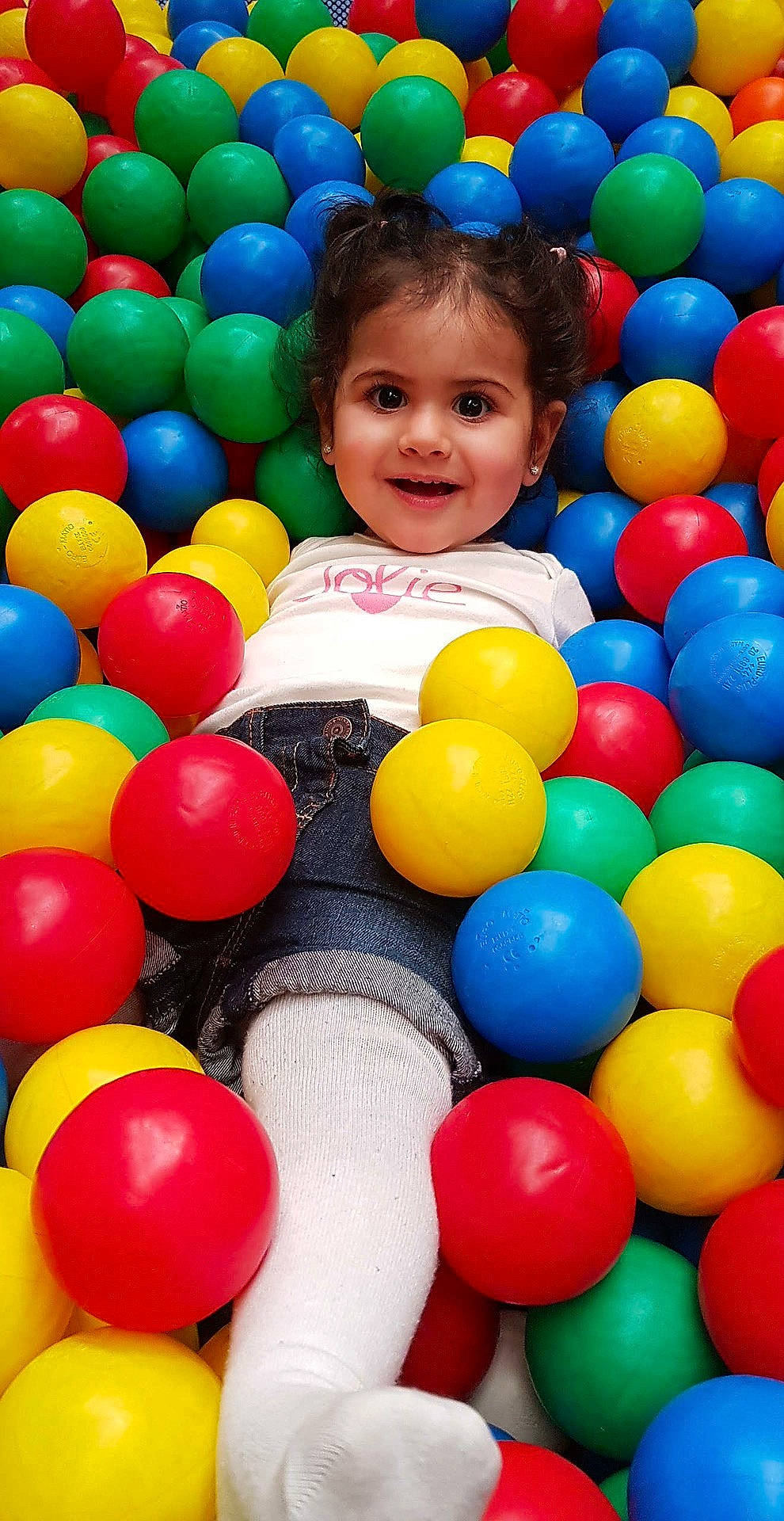 Kaylie a rejoint le concours — aidez-le/la à gagner de superbes lots ! ball, ball_pit, balloon, blue, child, fun, infant, joy, leisure, person, play, red, smile, toddler, toy