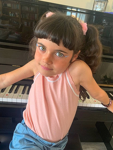 Luisa participe au concours pour gagner de l'argent avec cette photo : bangs, chest, digital_piano, electronic_musical_instrument, eyelash, finger, fun, happy, keyboard, keyboard_player, leisure, musical_instrument, musical_instrument_accessory, musical_keyboard, person, piano, shoulder, t_shirt, thumb, toddler