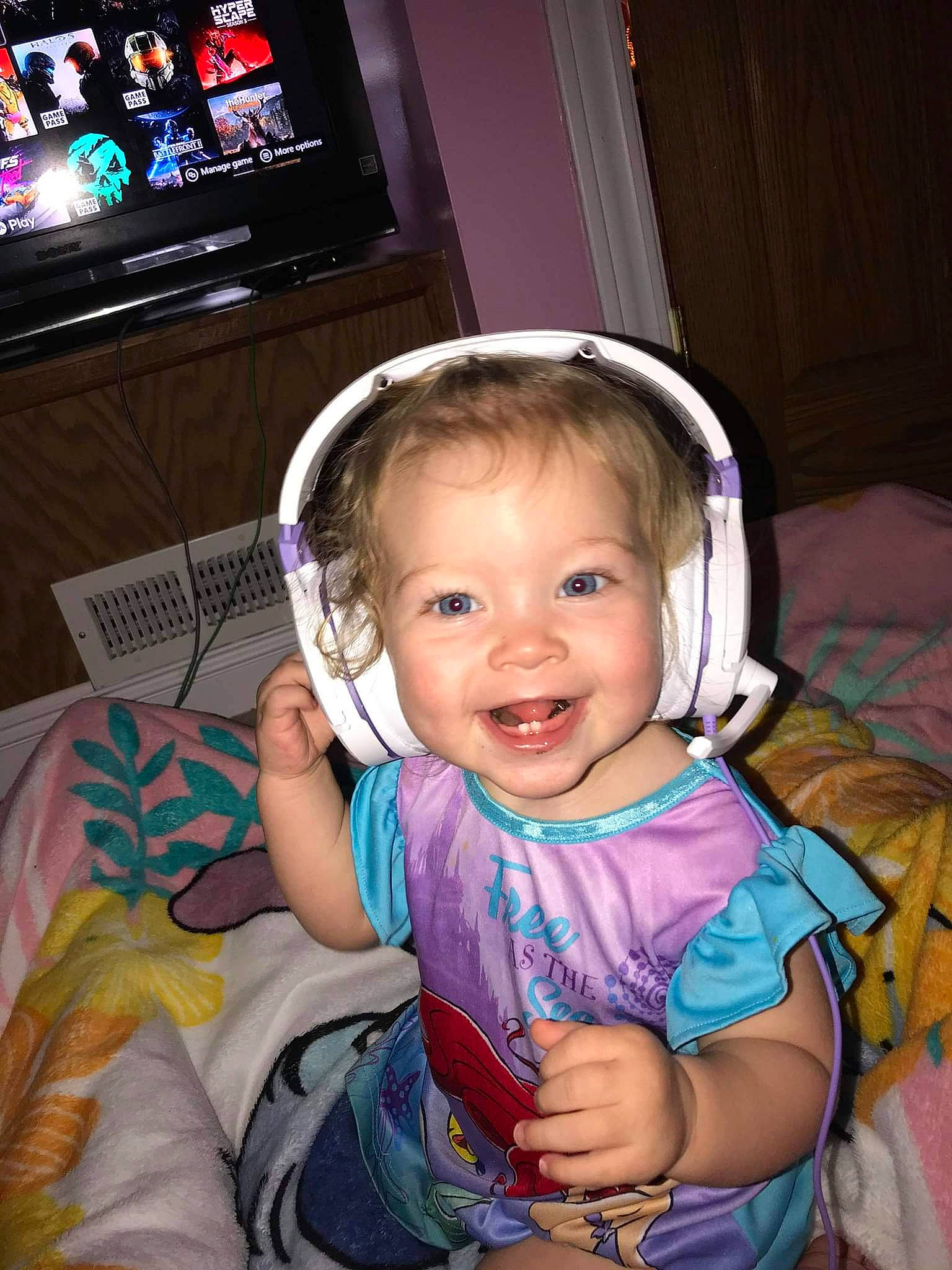 Arya is registered to the contest to win money with this photo: audio_equipment, baby_toddler_clothing, beauty, cable_television, cheek, comfort, cool, ear, eye, fun, gadget, hairstyle, happy, headwear, iris, joy, organ, person, skin, smile