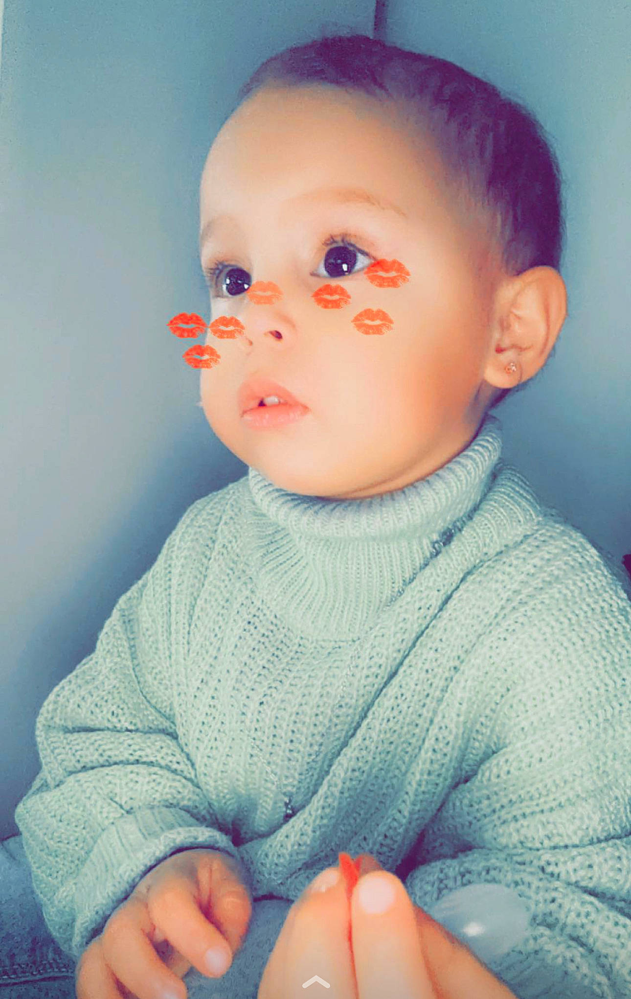 Savannah a rejoint le concours — aidez-le/la à gagner de superbes lots ! art, baby, baby_toddler_clothing, blue, cheek, child, electric_blue, eyelash, flash_photography, happy, head, iris, lip, mouth, neck, nose, person, sitting, skin, sleeve