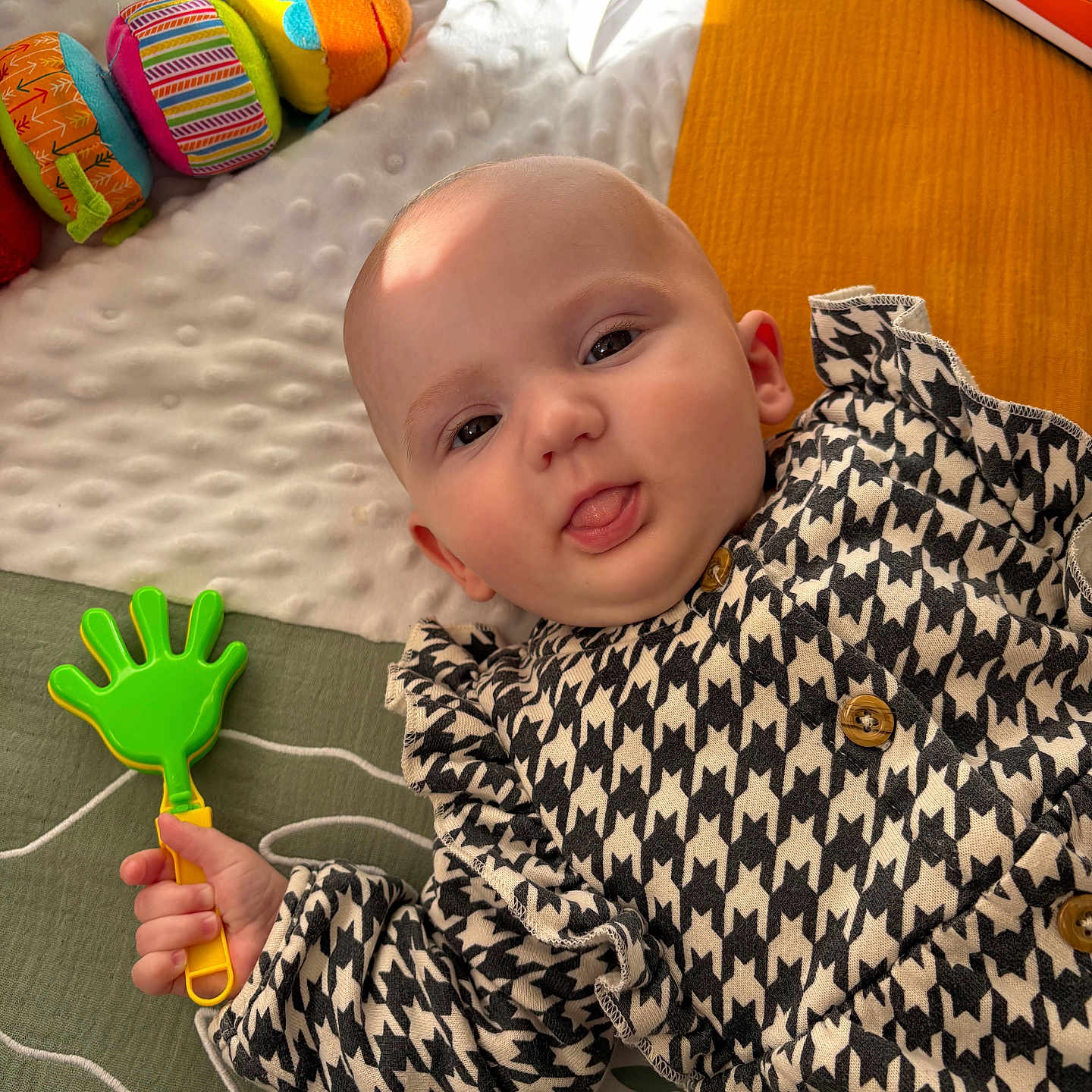 Louise participe au concours pour gagner de l'argent avec cette photo : baby, bodypart, couch, cream, cushion, cutlery, face, finger, food, fork, furniture, hand, head, homedecor, person, photography, portrait, spoon, sweets, toy