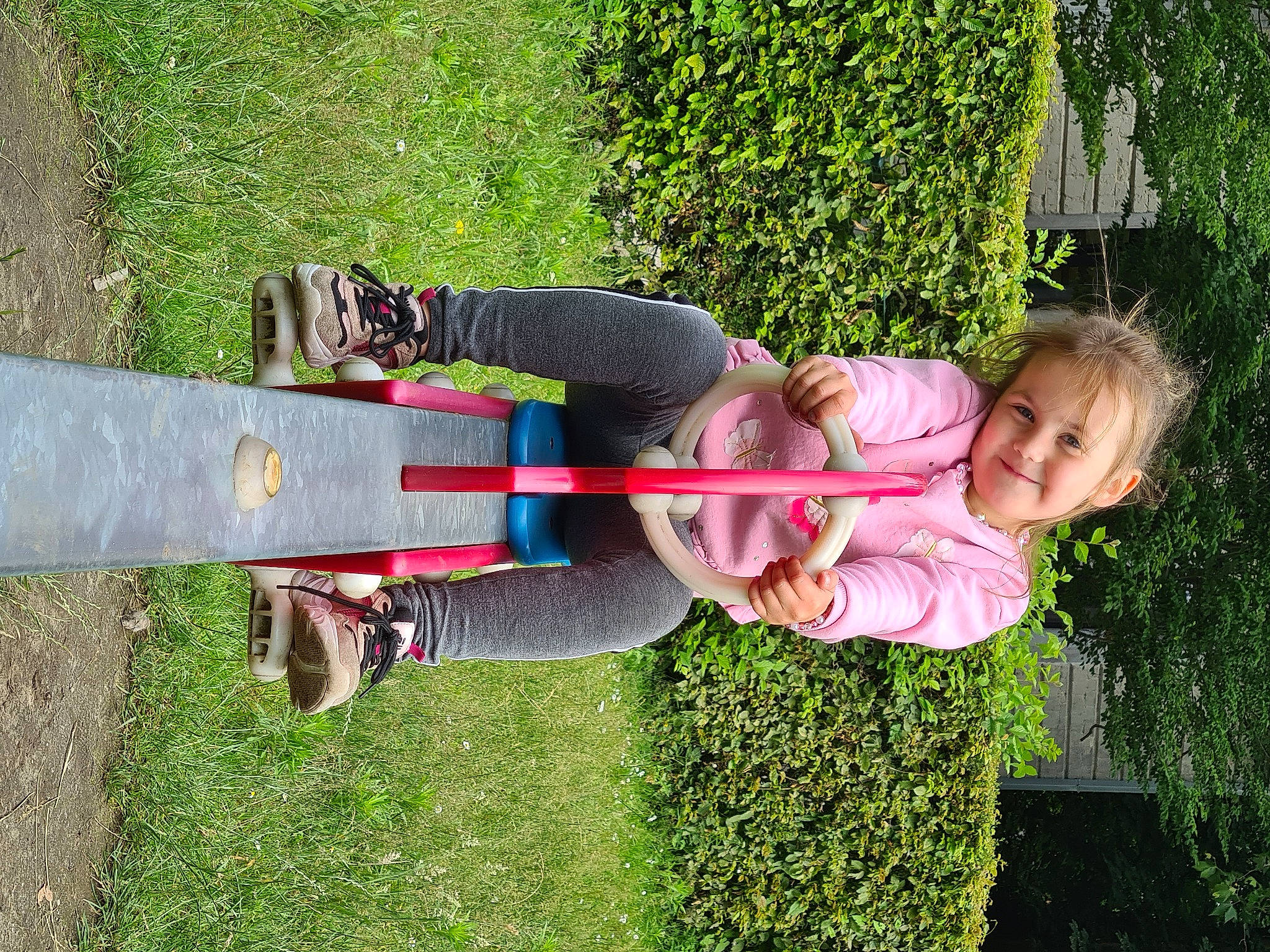 Amelie a rejoint le concours — aidez-le/la à gagner de superbes lots ! baby_toddler_clothing, fun, garden, grass, green, groundcover, happy, human_body, joy, lap, lawn, leisure, people_in_nature, person, plant, recreation, shrub, sitting, smile, toddler