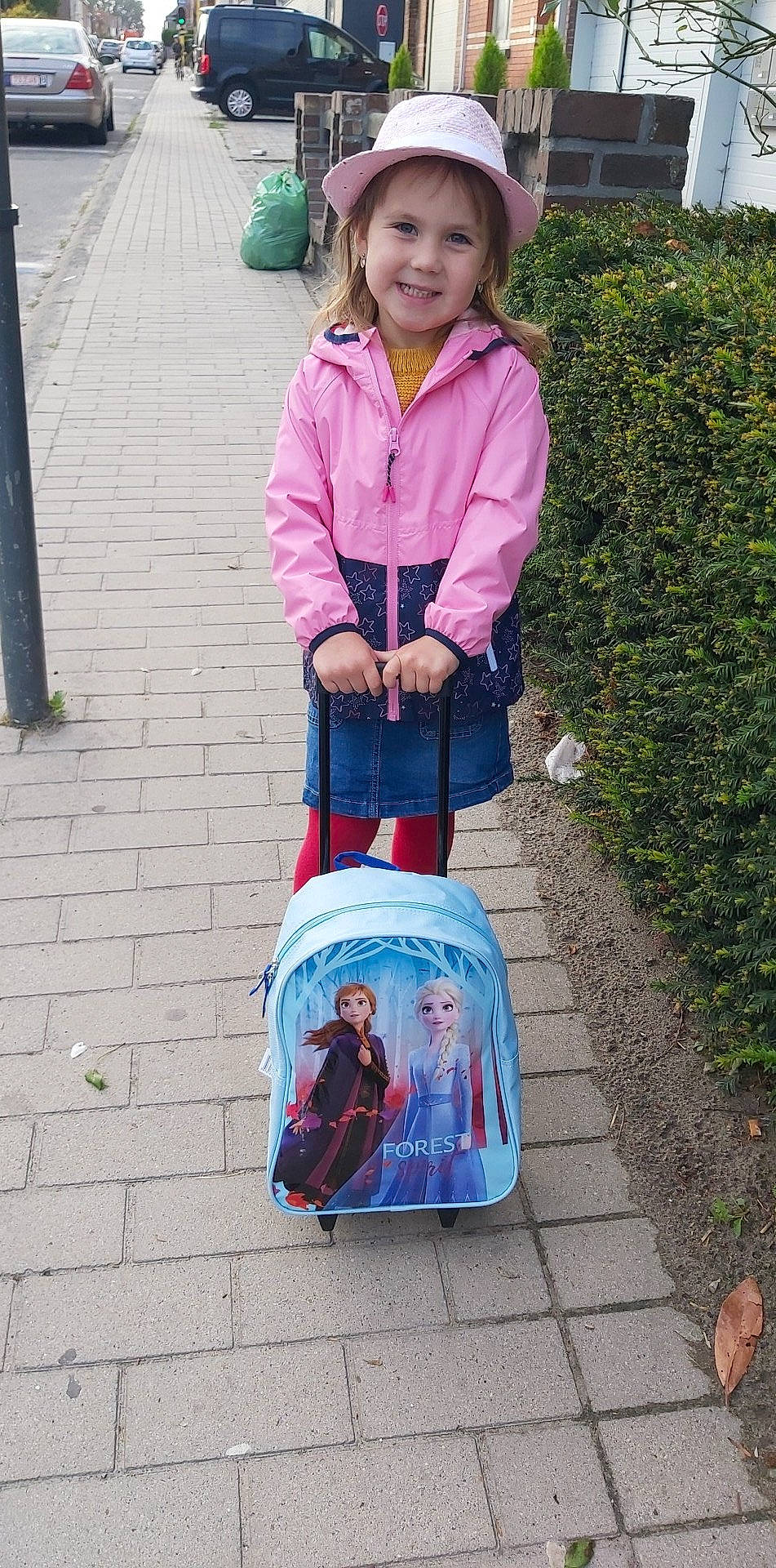 Amelie a rejoint le concours — aidez-le/la à gagner de superbes lots ! baby_carriage, carnivore, child, companion_dog, dog, electric_blue, grass, jacket, joy, leisure, people, person, photograph, pink, plant, recreation, sidewalk, smile, snapshot, street_fashion