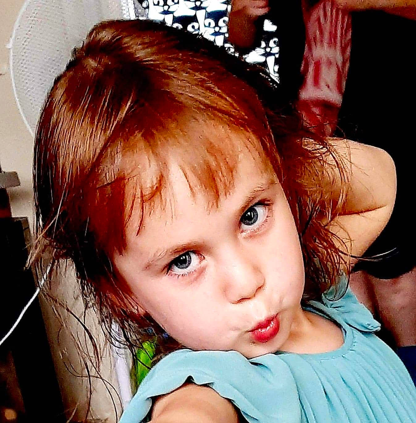 Amelie participe au concours pour gagner de l'argent avec cette photo : bangs, cheek, chin, cool, ear, eyebrow, eyelash, flash_photography, forehead, gesture, hairstyle, happy, iris, jaw, lip, mouth, neck, nose, organ, person