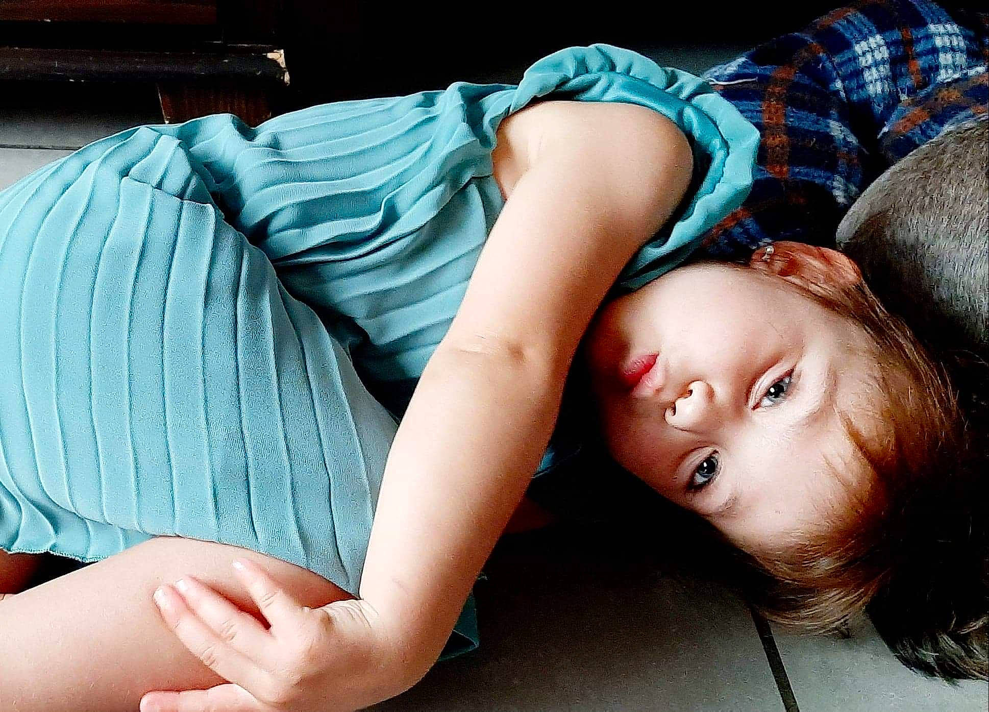 Amelie participe au concours pour gagner de l'argent avec cette photo : black_hair, child, comfort, cool, couch, elbow, electric_blue, eyelash, finger, flash_photography, grass, happy, human_leg, joint, knee, long_hair, muscle, person, shoulder, textile