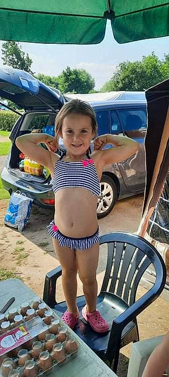 Amelie participe au concours pour gagner de l'argent avec cette photo : automotive_exterior, automotive_tire, bumper, car, chest, human_leg, joy, leisure, person, smile, summer, swimwear, thigh, tire, toddler, tree, trunk, undergarment, underpants, vehicle