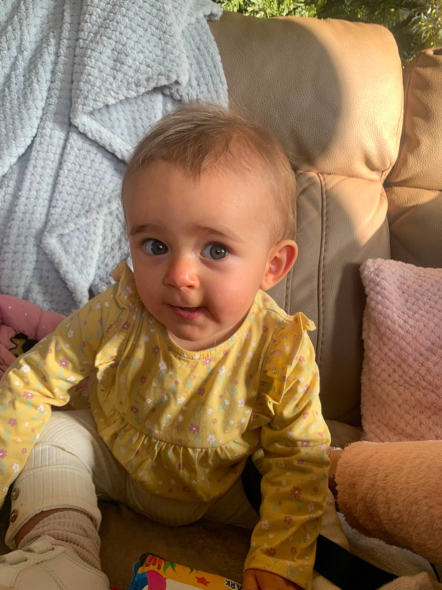 Selena a rejoint le concours — aidez-le/la à gagner de superbes lots ! baby, baby_toddler_clothing, chair, cheek, child, comfort, couch, face, flooring, fun, grass, happy, head, iris, lap, person, room, sitting, skin, smile