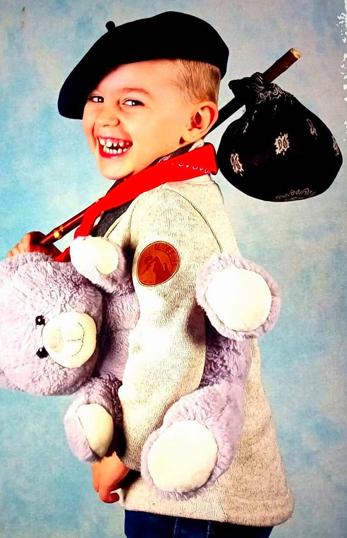 Ethan Delaunoy a rejoint le concours — aidez-le/la à gagner de superbes lots ! art, carmine, costume, costume_hat, cowboy_hat, event, fashion_accessory, fur, gesture, happy, hat, headwear, joy, magenta, person, pink, sleeve, smile, stuffed_toy, sun_hat