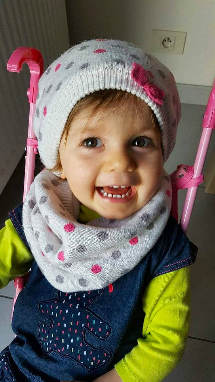 Linsay a rejoint le concours — aidez-le/la à gagner de superbes lots ! beanie, bonnet, cap, cheek, child, eye, facial_expression, girl, hat, headgear, infant, joy, knit_cap, knitting, person, pink, product, scarf, skin, smile