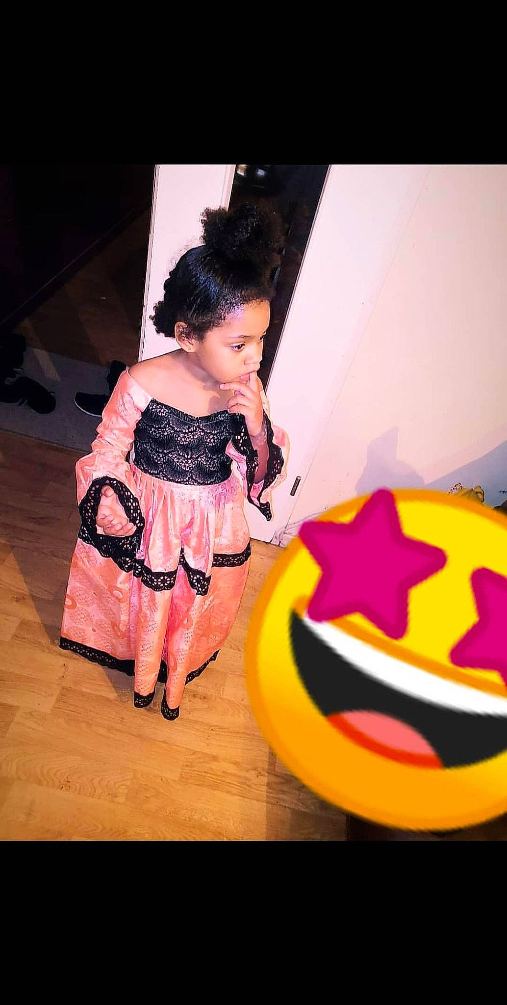 Alia participe au concours pour gagner de l'argent avec cette photo : costume, person, yellow