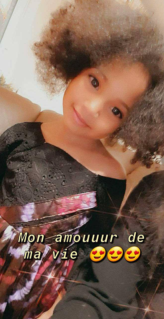 Alia participe au concours pour gagner de l'argent avec cette photo : black_hair, brown_hair, child_model, forehead, fur, hair, hairstyle, joy, nose, person, photo_caption, photography, smile