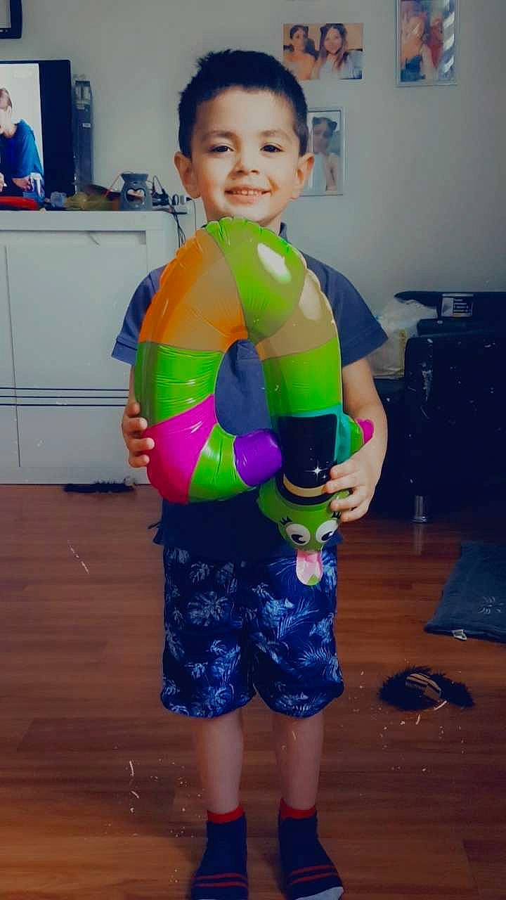 Djulian a rejoint le concours — aidez-le/la à gagner de superbes lots ! blue, blurred, child, cool, electric_blue, fun, happy, human_body, joint, joy, knee, person, shorts, shoulder, sleeve, smile, standing, t_shirt, thigh, toddler