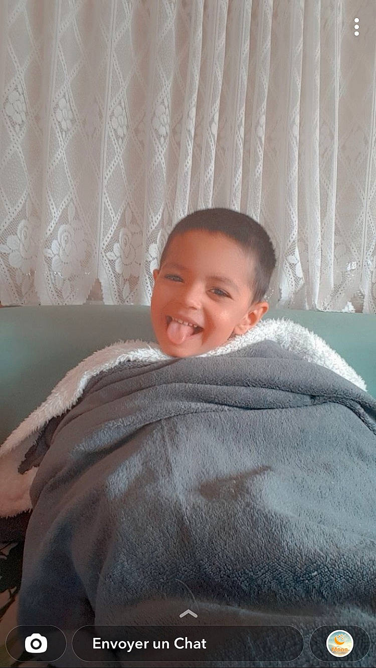 Djulian a rejoint le concours — aidez-le/la à gagner de superbes lots ! bed_sheet, bedding, bedroom, blanket, child, comfort, curtain, fun, fur, joy, linens, pattern, person, plaster, room, shoulder, sitting, sleep, sleeve, smile