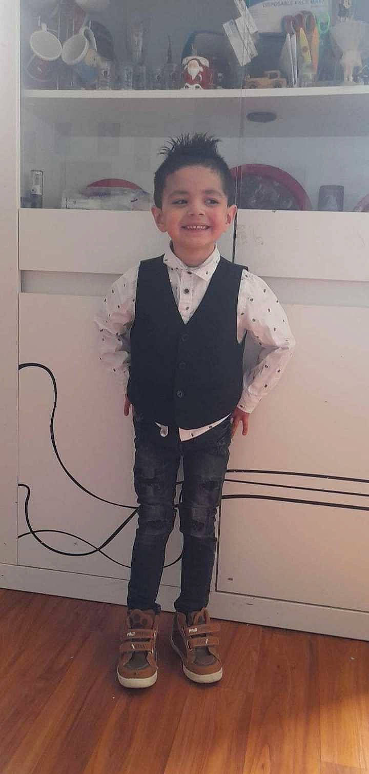 Djulian a rejoint le concours — aidez-le/la à gagner de superbes lots ! blazer, bow_tie, collar, denim, dress_shirt, eye, face, fashion_design, flooring, formal_wear, joy, knee, leg, pattern, person, sandal, sleeve, smile, suit, toddler