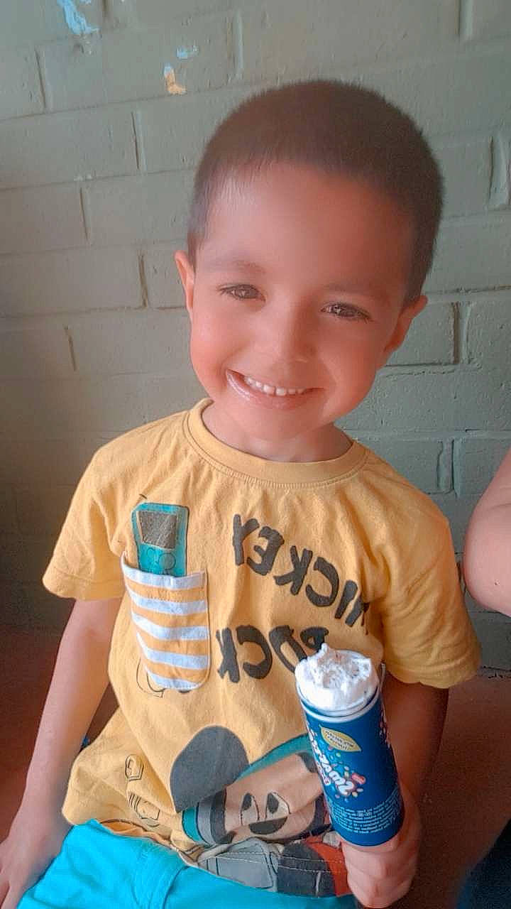 Djulian a rejoint le concours — aidez-le/la à gagner de superbes lots ! aluminum_can, chest, child, chin, cool, drink, drinking, drinkware, electric_blue, fun, happy, head, joy, junk_food, neck, person, skin, sleeve, smile, t_shirt