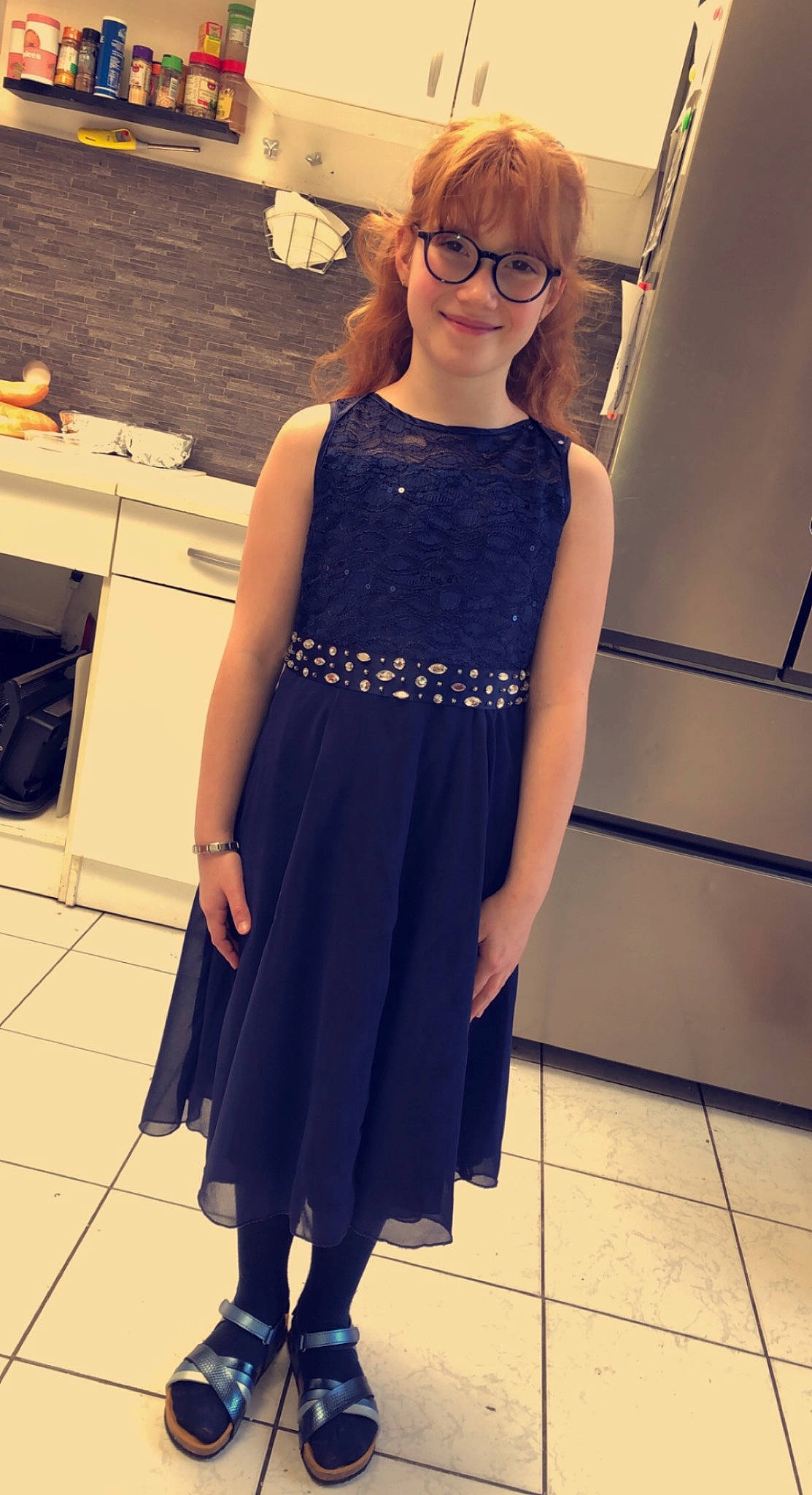 Amélia a rejoint le concours — aidez-le/la à gagner de superbes lots ! day_dress, dress, electric_blue, event, eyewear, fashion_design, flooring, formal_wear, glasses, hairstyle, joint, joy, long_hair, one_piece_garment, person, purple, shoulder, sleeve, smile, trunk