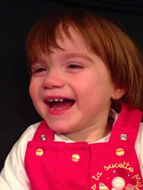 Amélia participe au concours pour gagner de l'argent avec cette photo : baby_toddler_clothing, cheek, chin, collar, eyelash, face, facial_expression, happy, human, joy, lip, mouth, neck, nose, organ, person, pink, skin, sleeve, smile