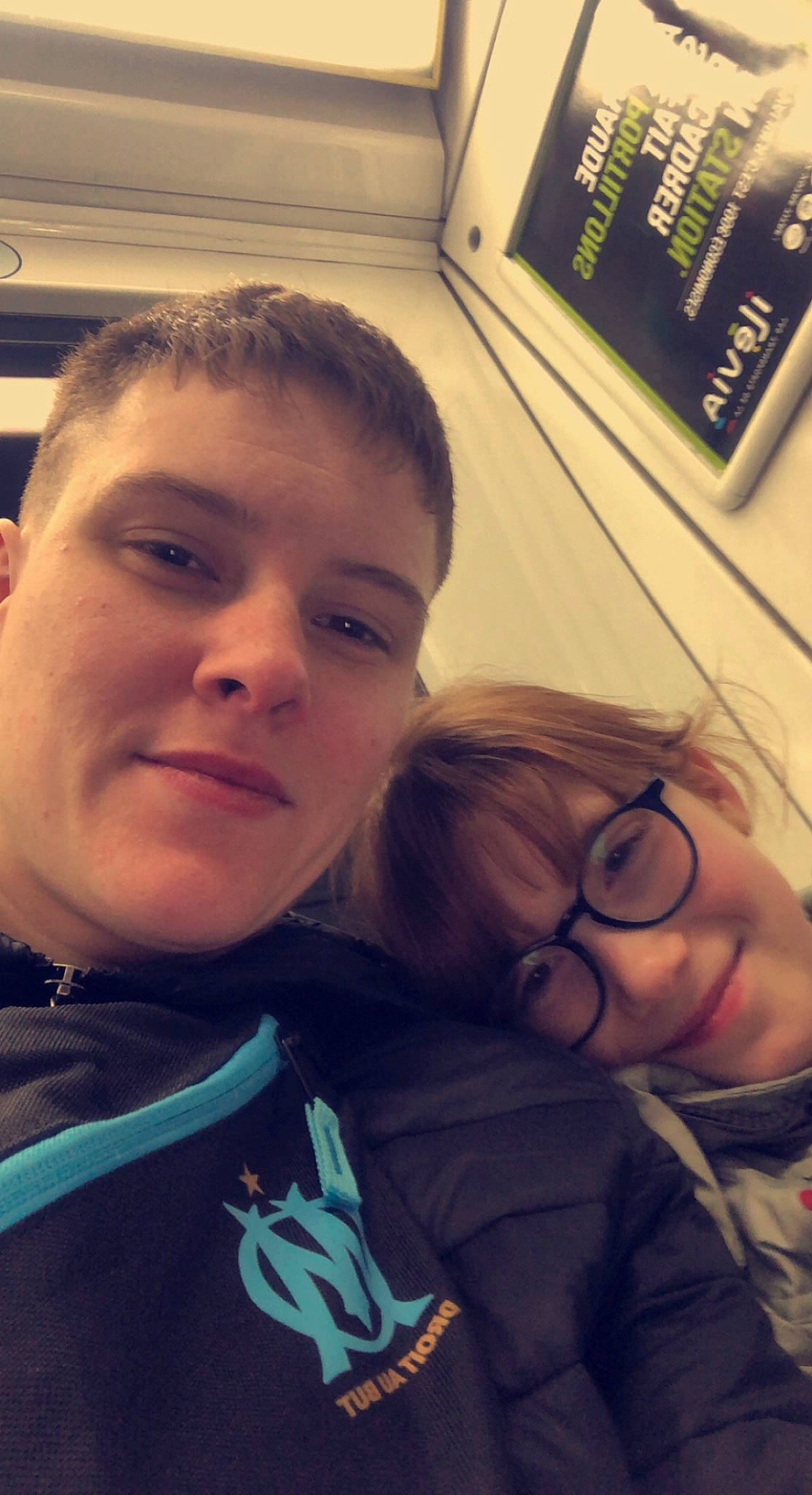 Amélia participe au concours pour gagner de l'argent avec cette photo : cheek, chin, cool, ear, eyebrow, eyewear, facial_expression, forehead, fun, gesture, glasses, hairstyle, happy, jaw, joy, mouth, nose, organ, person, selfie