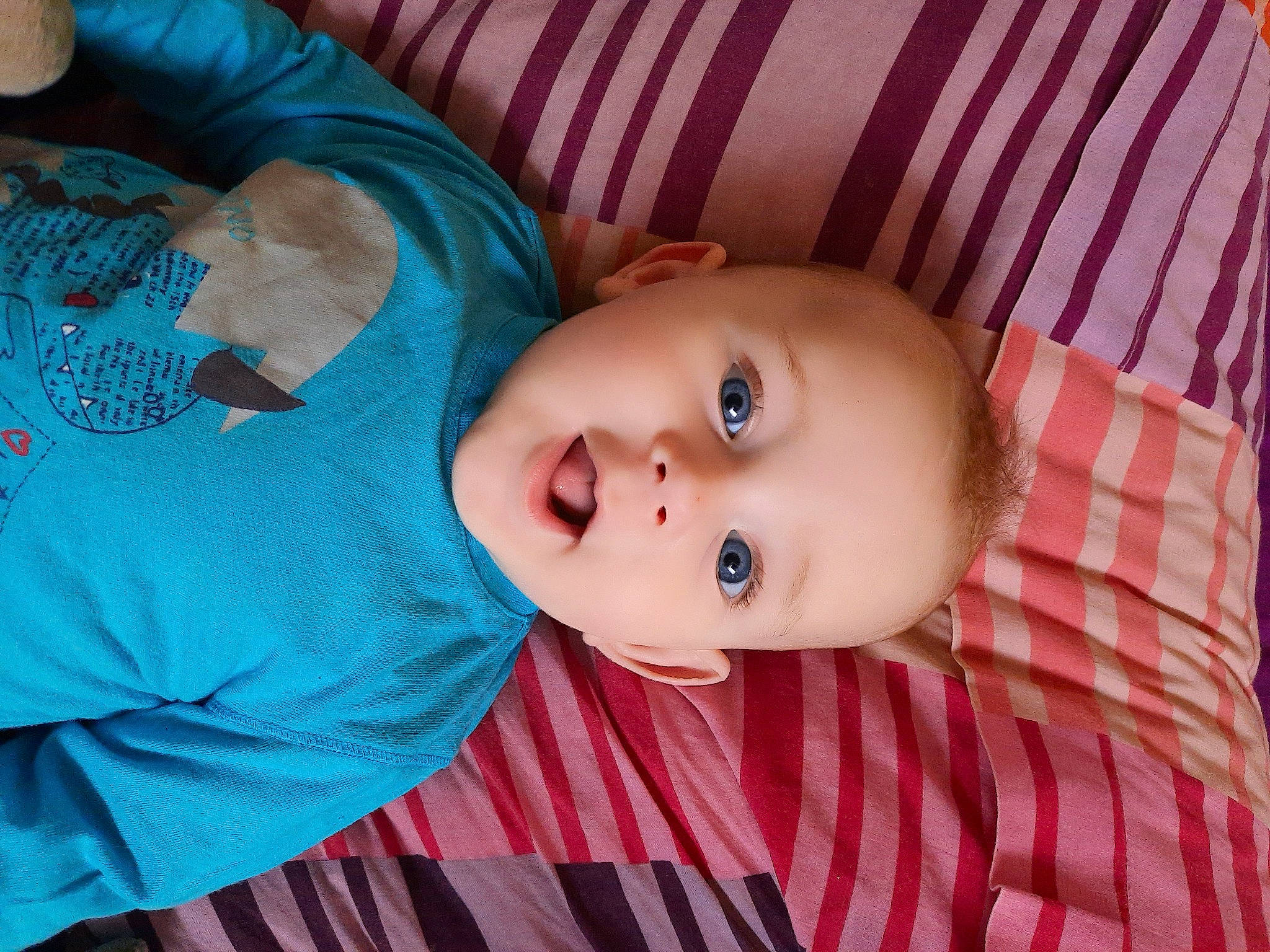 Kentyn participe au concours pour gagner de l'argent avec cette photo : baby, bedtime, blue, cheek, child, chin, eye, face, forehead, head, iris, lip, mouth, nose, organ, person, pink, skin, smile, textile