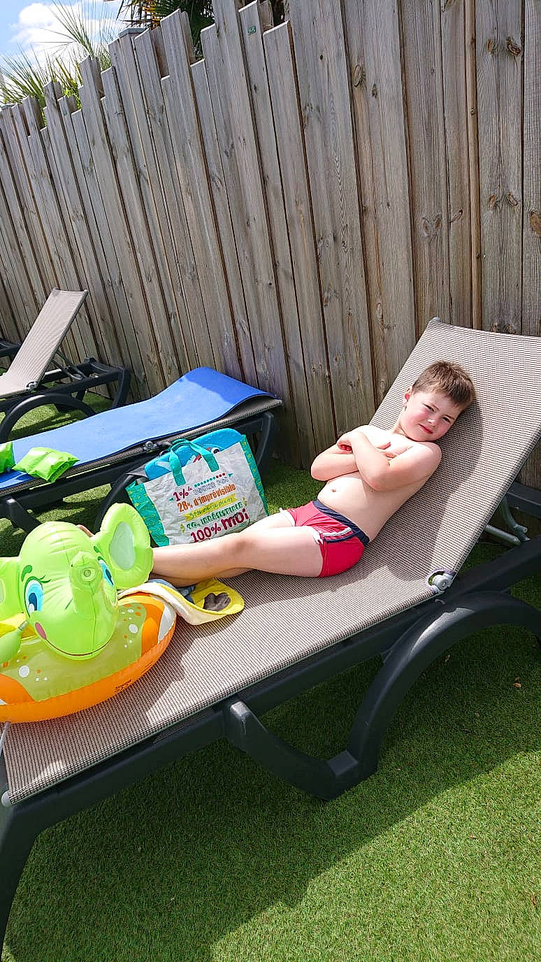 Lounys a rejoint le concours — aidez-le/la à gagner de superbes lots ! child, eyewear, furniture, glasses, grass, green, leg, leisure, nap, person, sitting, table, vacation