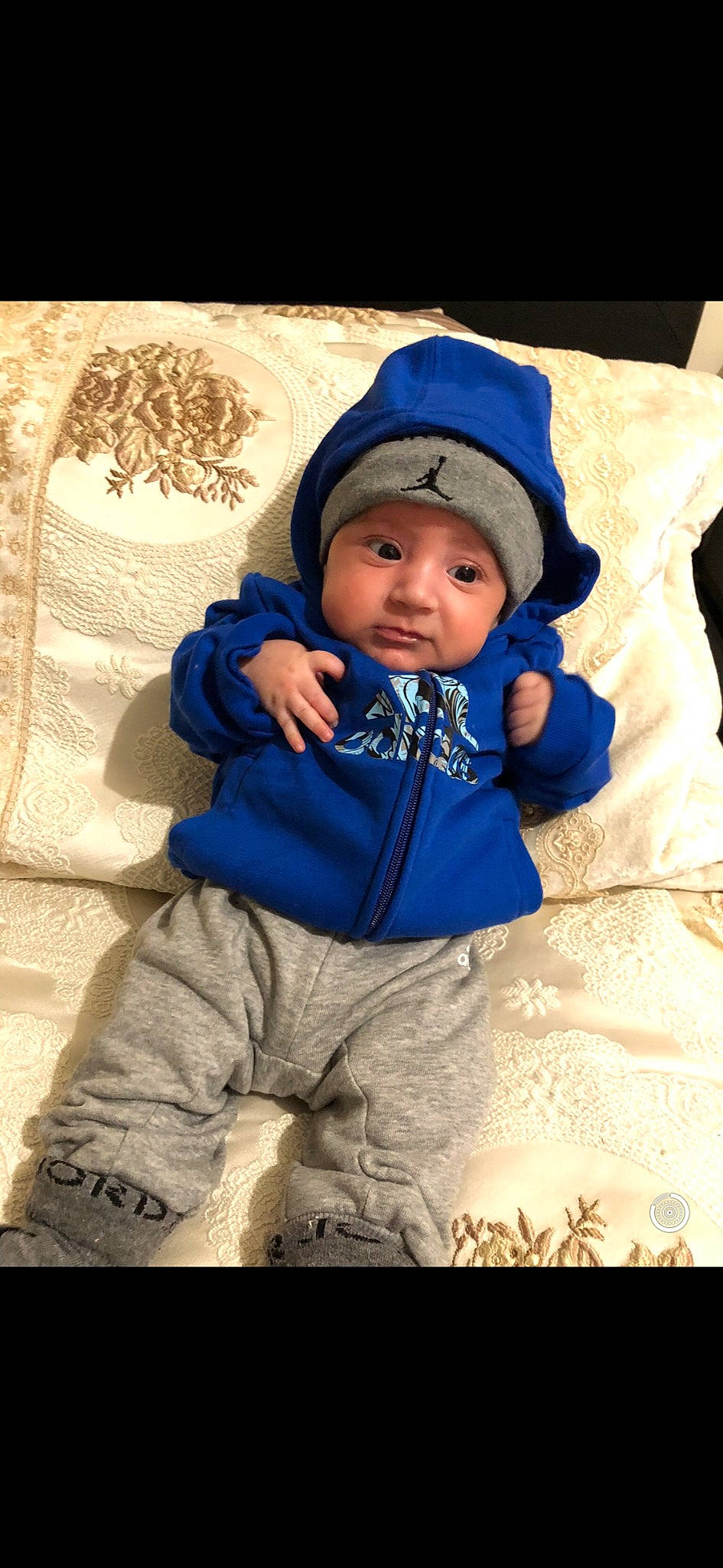 Emir a rejoint le concours — aidez-le/la à gagner de superbes lots ! baby, baby_products, baby_toddler_clothing, cap, cheek, child, comfort, electric_blue, eye, fashion_accessory, flash_photography, freezing, fun, happy, headgear, headwear, knit_cap, person, sitting, sleeve