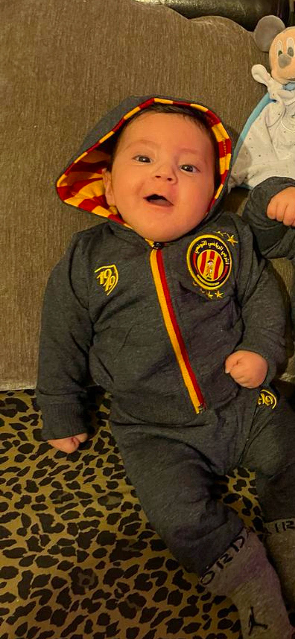 Emir a rejoint le concours — aidez-le/la à gagner de superbes lots ! baby, baby_toddler_clothing, cap, child, eye, fun, gesture, happy, head, orange, person, personal_protective_equipment, play, portrait_photography, sleeve, smile, t_shirt, toddler, uniform, yellow