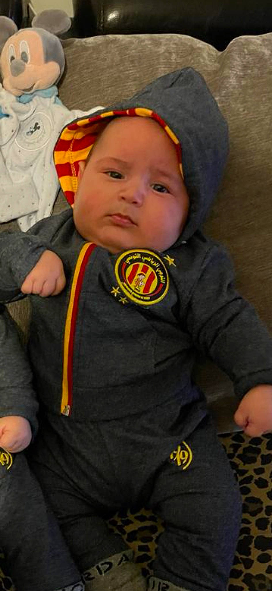 Aaron a rejoint le concours — aidez-le/la à gagner de superbes lots ! baby, baby_products, baby_toddler_clothing, beanie, cap, cheek, child, comfort, eye, fun, grass, happy, headwear, hoodie, knit_cap, linens, person, sitting, sleeve, t_shirt