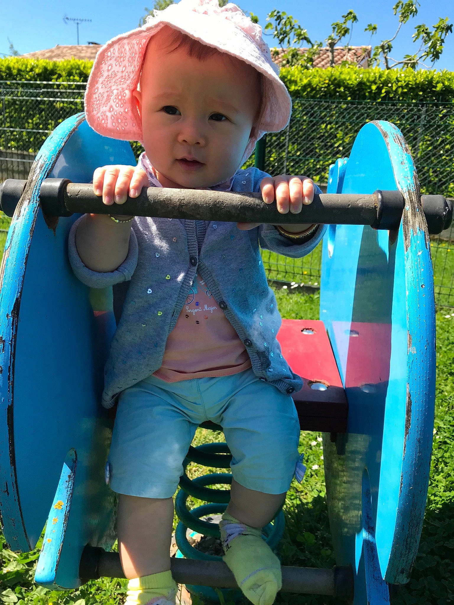 Dahlia a rejoint le concours — aidez-le/la à gagner de superbes lots ! child, grass, person, play, toddler