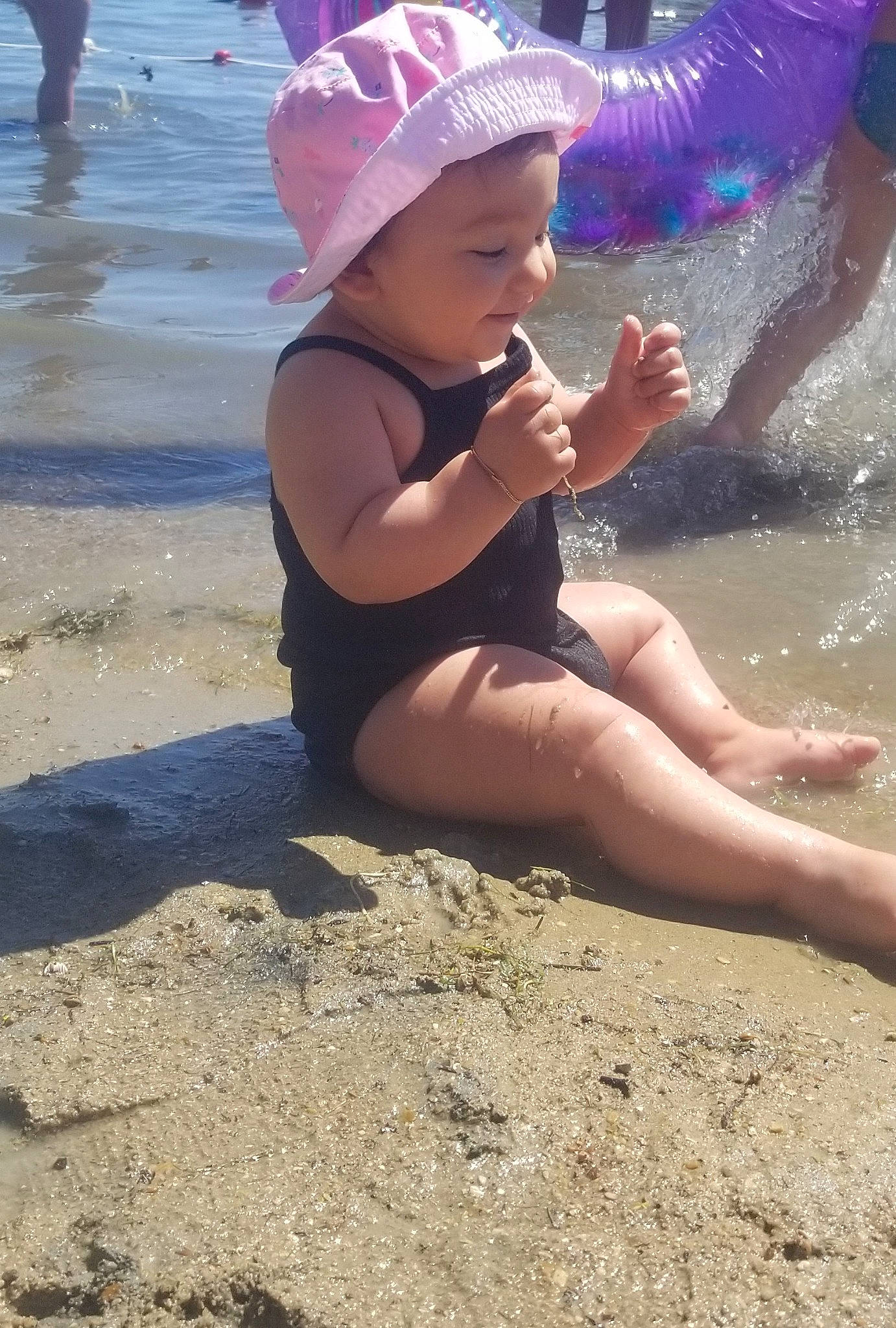 Eda a rejoint le concours — aidez-le/la à gagner de superbes lots ! barefoot, baseball_cap, beach, cap, child, fun, happy, hat, headgear, leisure, people_on_beach, person, personal_protective_equipment, sand, shore, smile, summer, sun_hat, thigh, toddler