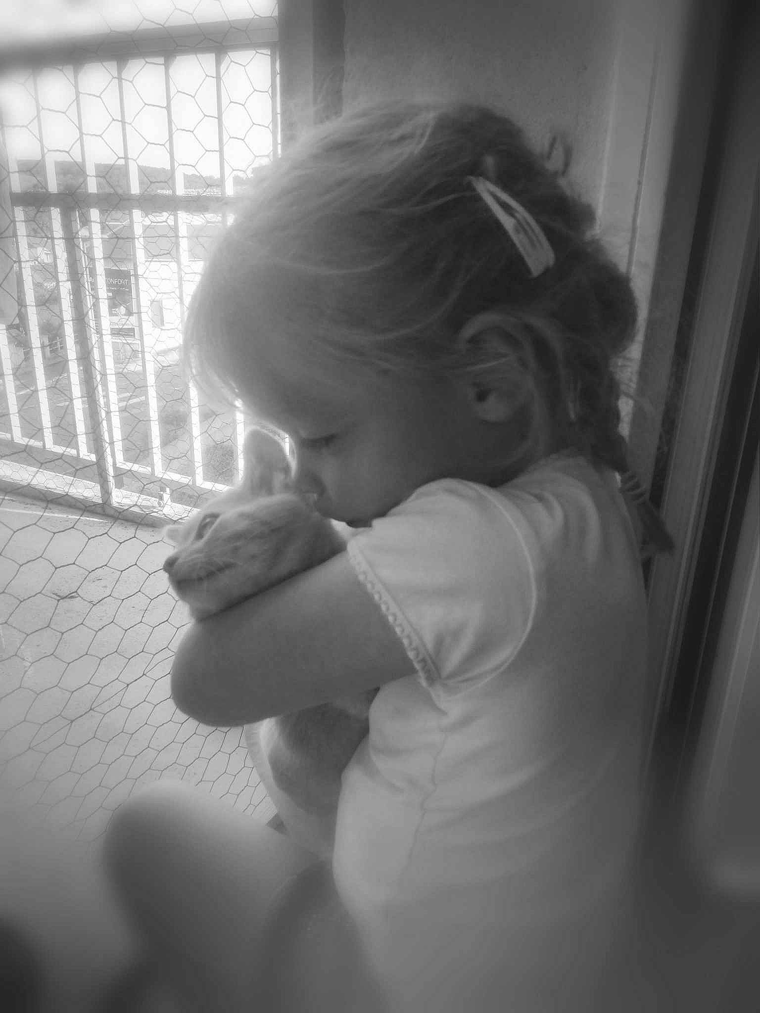 Mia a rejoint le concours — aidez-le/la à gagner de superbes lots ! arm, baby, black_and_white, child, darkness, elbow, flash_photography, gesture, hand, happy, mammal, monochrome, monochrome_photography, person, room, standing, style, tints_and_shades, toddler, vertebrate