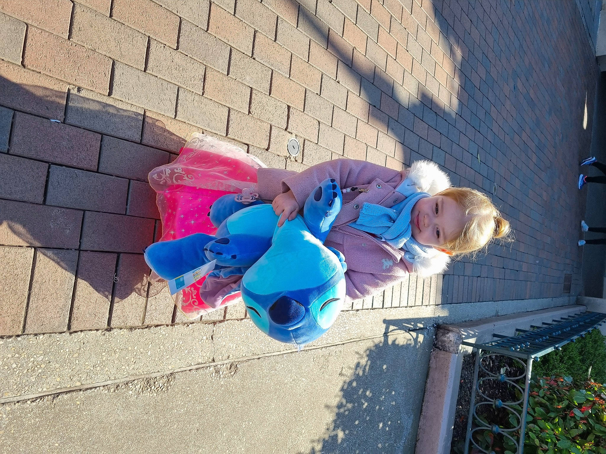 Mia participe au concours pour gagner de l'argent avec cette photo : asphalt, azure, baby_toddler_clothing, brick, brickwork, child, city, cobblestone, concrete, electric_blue, flooring, fun, joy, leisure, magenta, person, plant, road_surface, shadow, sidewalk