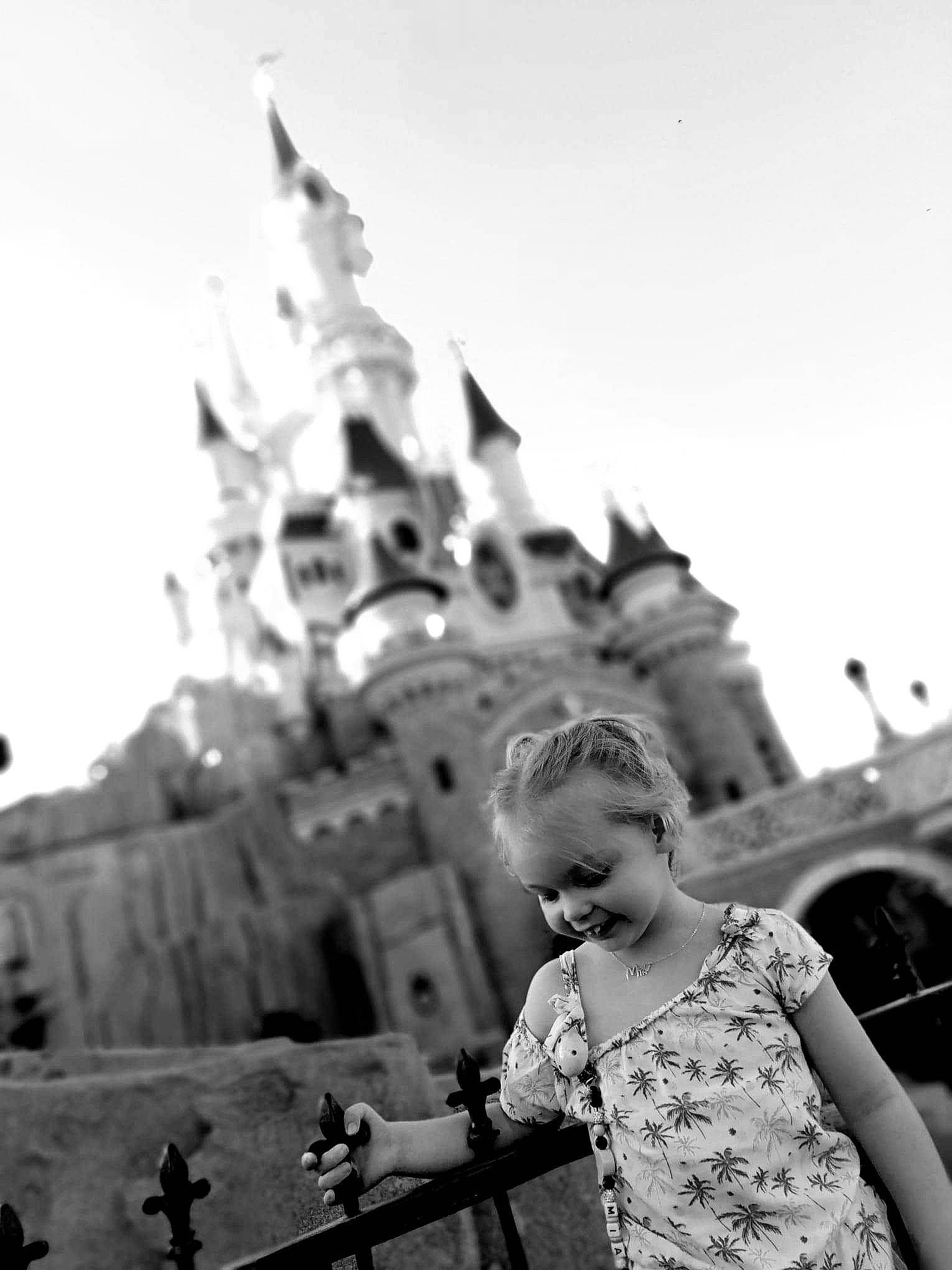 Mia participe au concours pour gagner de l'argent avec cette photo : architecture, black, black_and_white, city, flash_photography, fun, happy, landmark, monochrome, monochrome_photography, person, photograph, recreation, sky, smile, stock_photography, style, temple, toddler, white