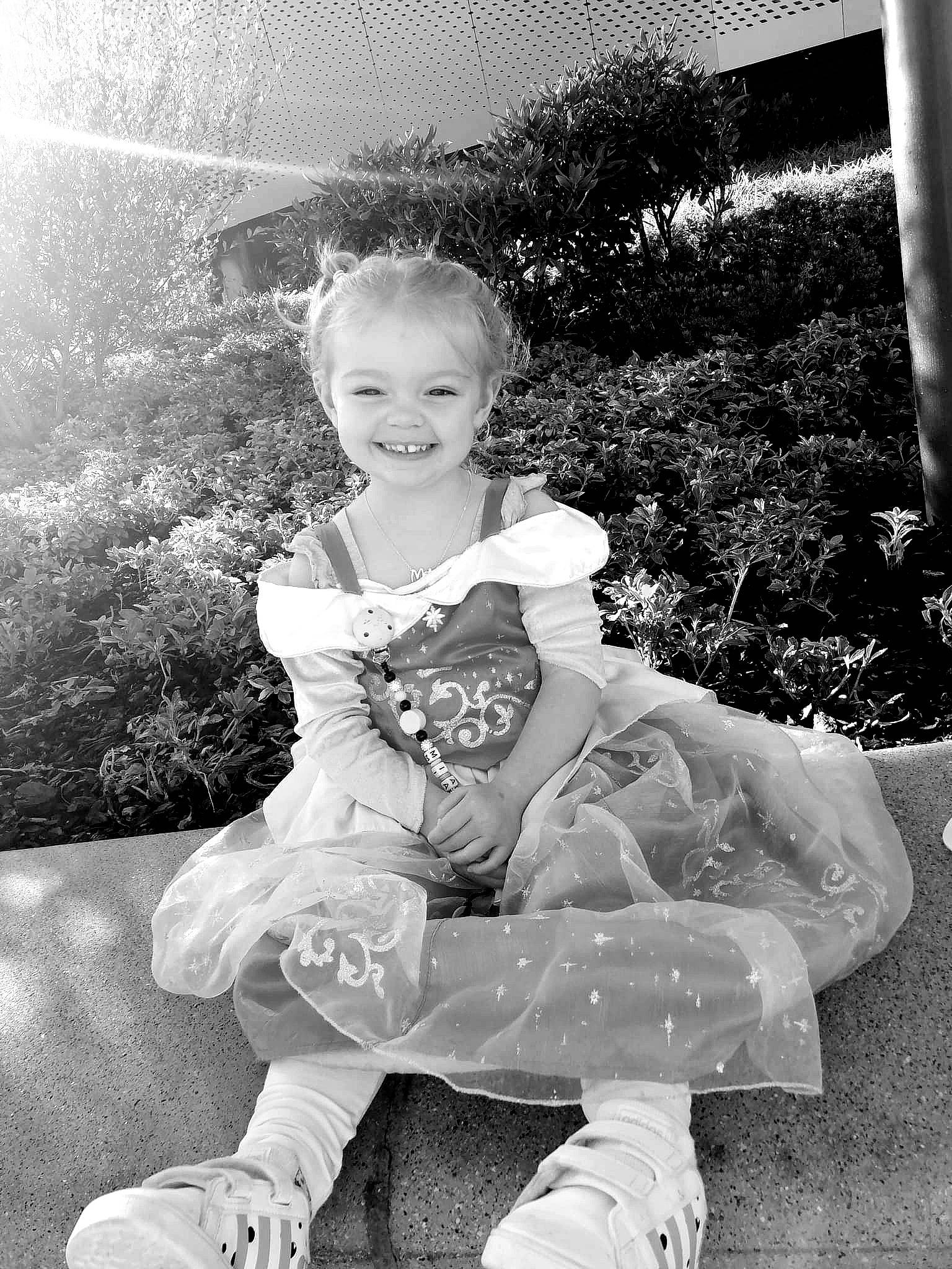 Mia participe au concours pour gagner de l'argent avec cette photo : baby_toddler_clothing, beauty, black, black_and_white, child, flash_photography, fun, grass, happy, joy, monochrome, monochrome_photography, person, plant, shoe, sitting, smile, standing, style, toddler