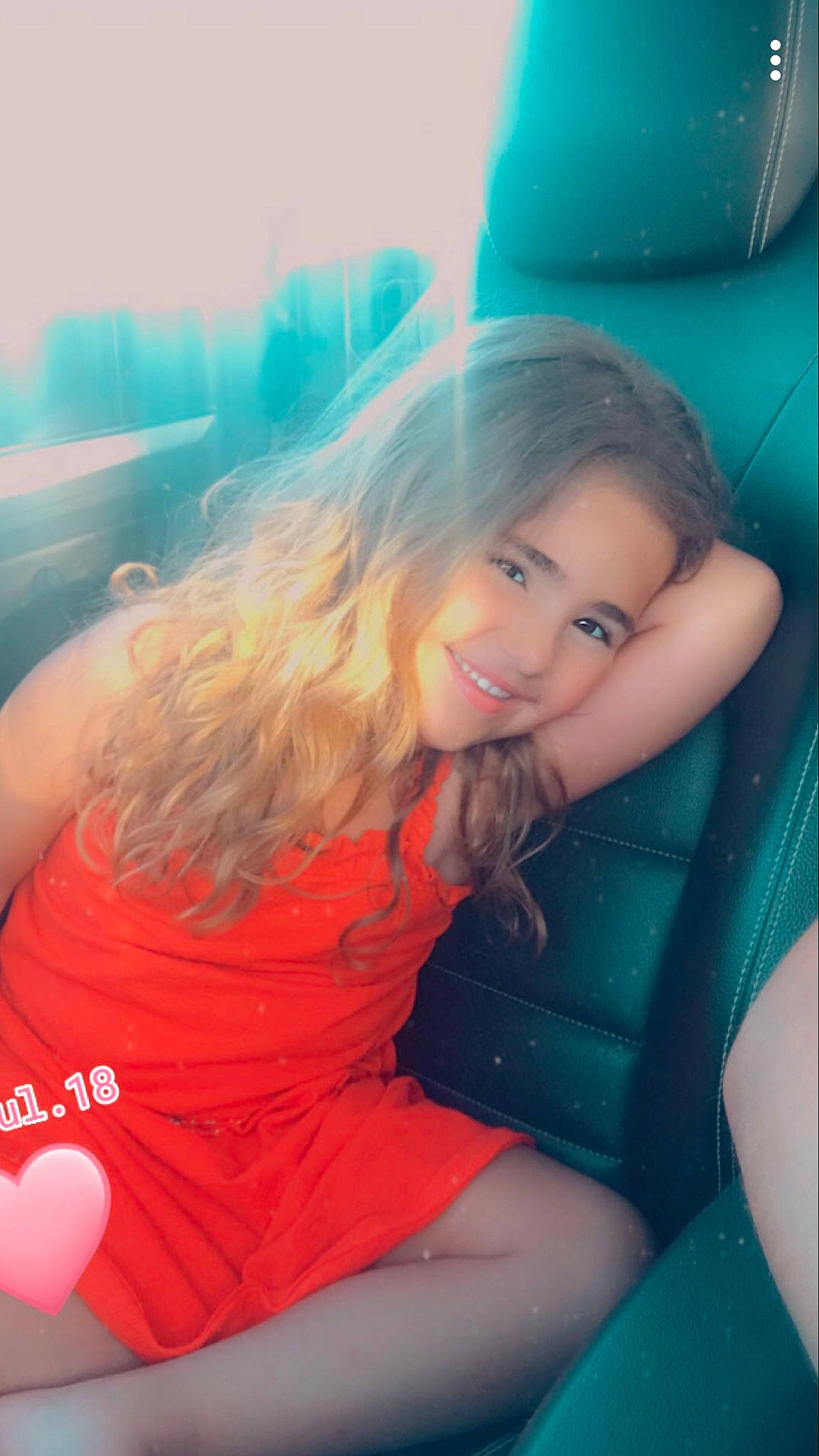 Kenza participe au concours pour gagner de l'argent avec cette photo : beauty, blond, brown_hair, child, hair, joy, leg, leisure, lip, long_hair, mouth, person, photography, sitting, smile, teal, thigh