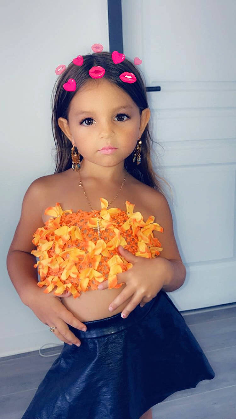 Beverly participe au concours pour gagner de l'argent avec cette photo : candy_corn, child, child_model, clothing, costume, fashion_accessory, hair_accessory, headgear, headpiece, orange, party, peach, person, petal, textile, toddler, yellow