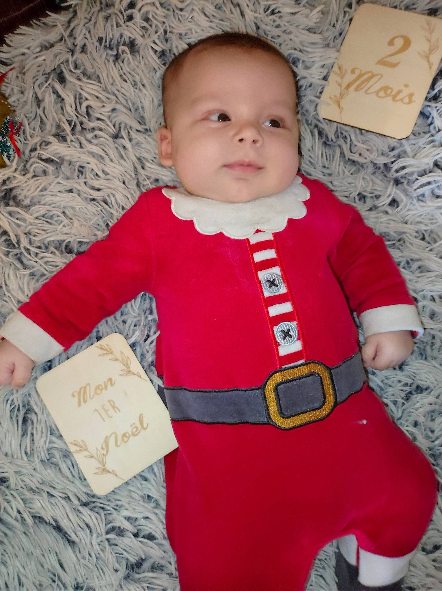 Linoa participe au concours pour gagner de l'argent avec cette photo : baby, baby_toddler_clothing, carmine, cheek, child, design, eye, fictional_character, handwriting, happy, head, outerwear, pattern, people, person, product, sleeve, standing, t_shirt, textile