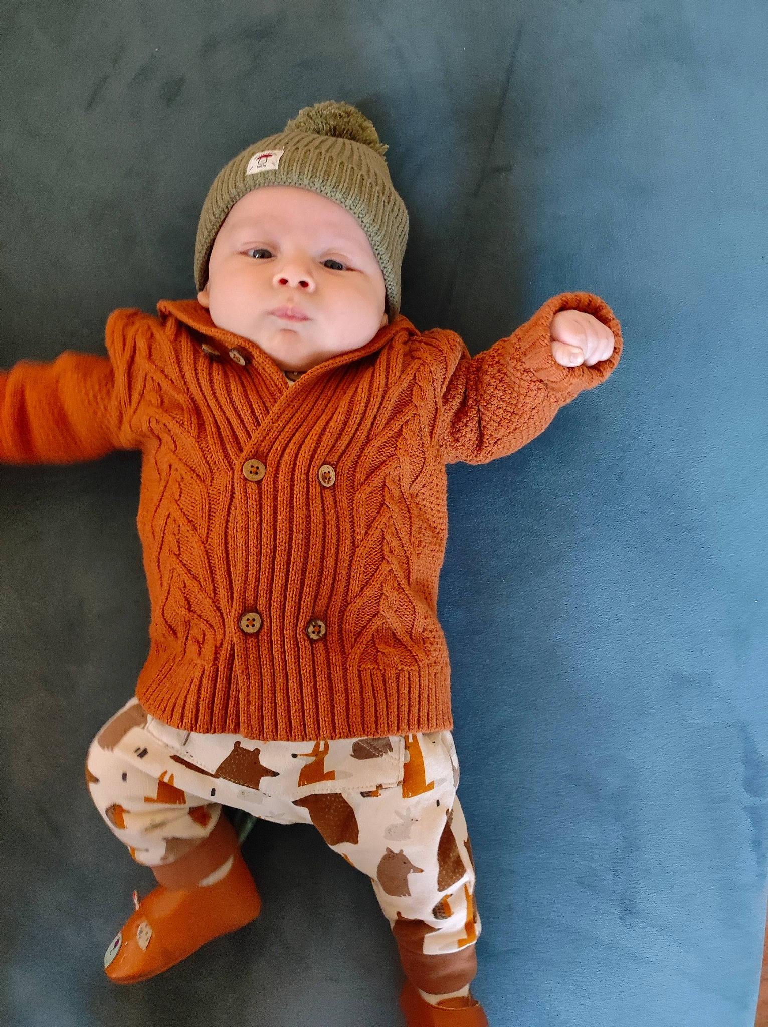 Linoa a rejoint le concours — aidez-le/la à gagner de superbes lots ! arm, baby, baby_toddler_clothing, cap, child, finger, hand, headgear, headwear, orange, outerwear, person, pink, product, skin, sleeve, standing, textile, toddler, waist