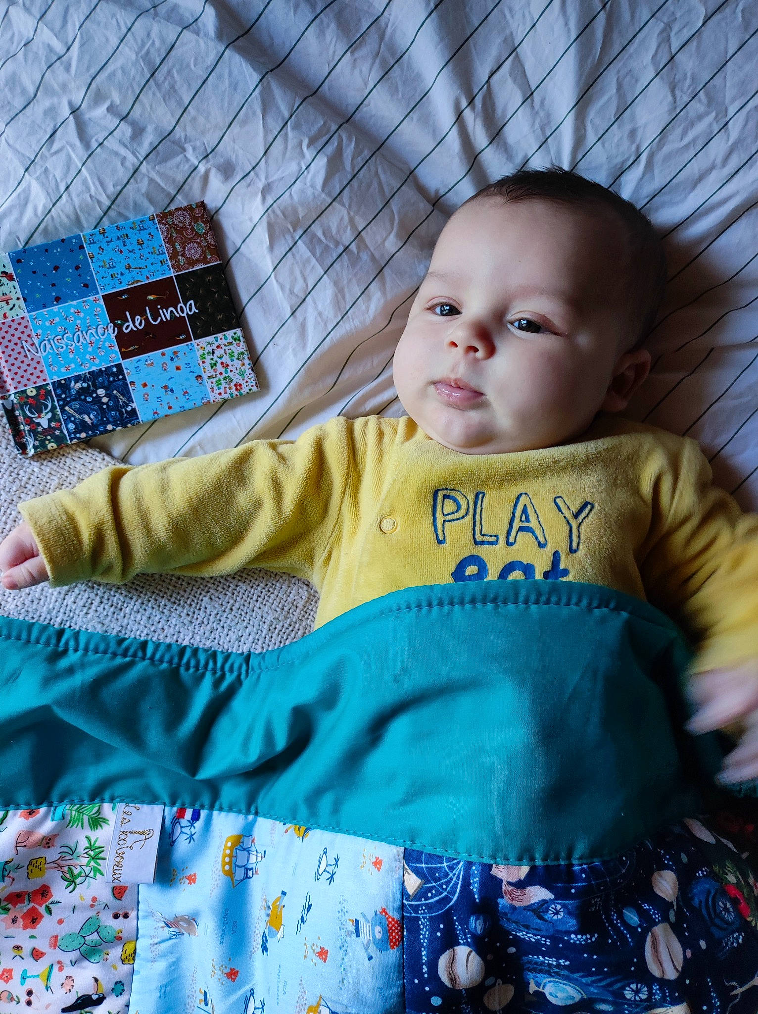 Linoa participe au concours pour gagner de l'argent avec cette photo : baby, baby_products, baby_safety, baby_toddler_clothing, cheek, comfort, electric_blue, eye, facial_expression, hairstyle, happy, iris, linens, outerwear, pattern, person, sitting, sleeve, t_shirt, textile