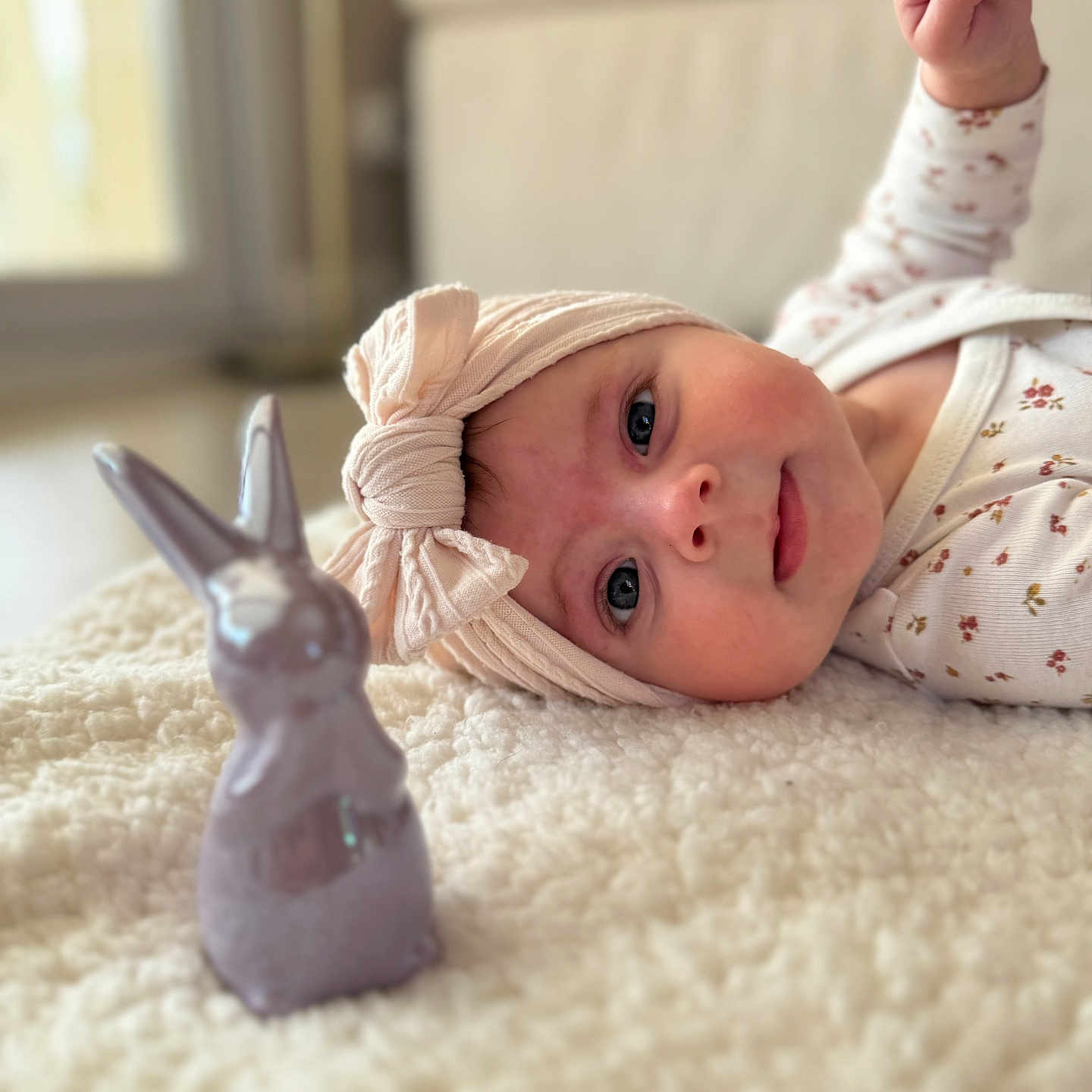Julia a rejoint le concours — aidez-le/la à gagner de superbes lots ! baby, infant, headband, bow, blanket, ceramic_bunny, toy, soft_texture, floral_clothing, lying_down, indoors, cute, portrait, child, face, hand, curious, cozy, decor, warm_lighting